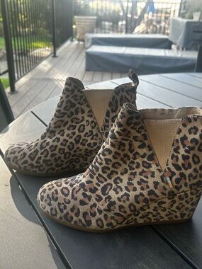 Toms Slip-On Shoes - Tan & Brown